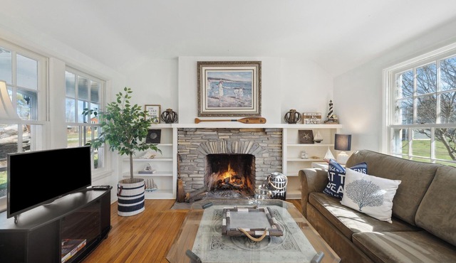 Charming Bunk Cottage on Beautiful Bay Beach!
