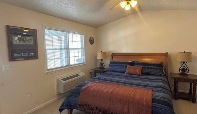 Charming Bunk House Suite in Eminence with AC/Heat, Kitchenette & full bath