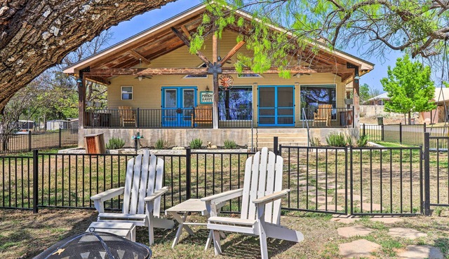 Charming Burnet Cottage w/Lake View + Porch!
