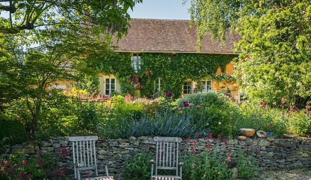 Charming cottage in the heart of a romantic garden
