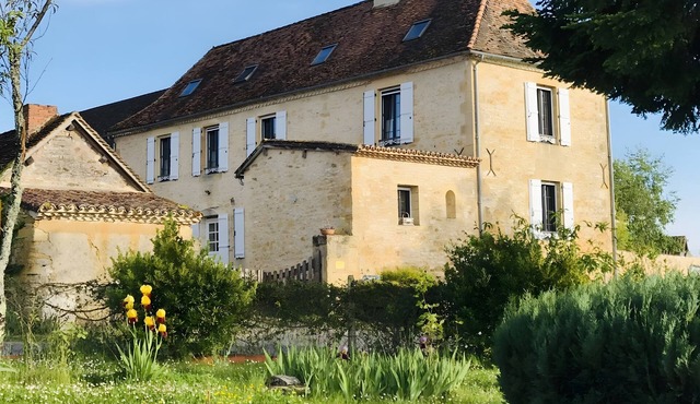 Charming Cottage for 4 – Renovated House with Private Pool