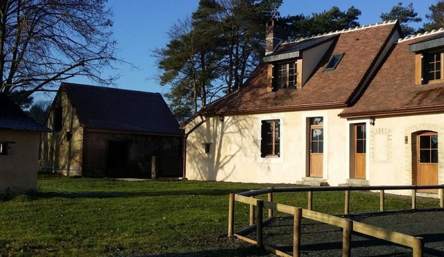 Charming Cottage: 3BR, Cozy Fireplace, Large Garden, Near Bercé Forest