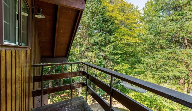 Charming Chalet in the heart of the Laurentians. Paradise Pine Chalet