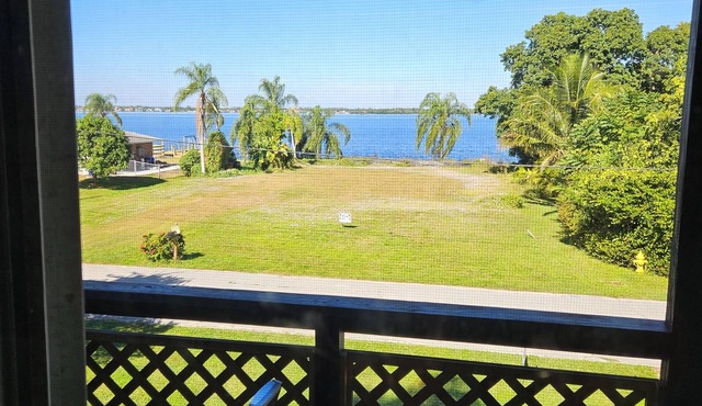 Charming Cabana 9 minutes from Fort Myers Downtown, 2/2 entire house