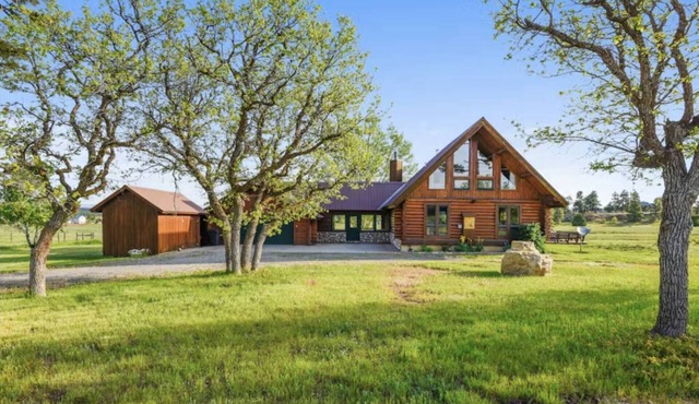 Charming Cabana Dichoso: Hot Tub, Game Room, Private Pond, Pet-Friendly and Stunning Mountain Views!