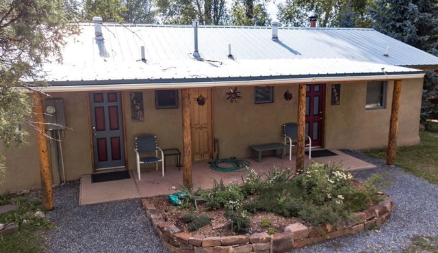 Charming Cabin Retreat: Fireplace and River Views in San Miguel County, NM