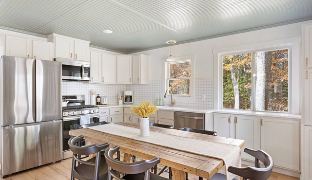 Charming Cabin: 3+ Acres w/Nature Walking Trail, Near Pelican Beach, King bed