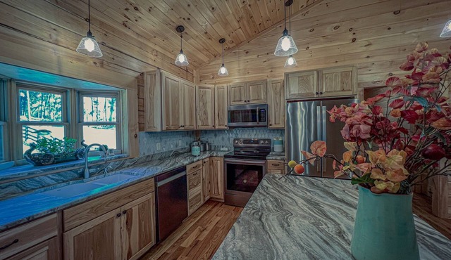 Charming Cabin 3BR/3BA-Family & Pet Friendly!