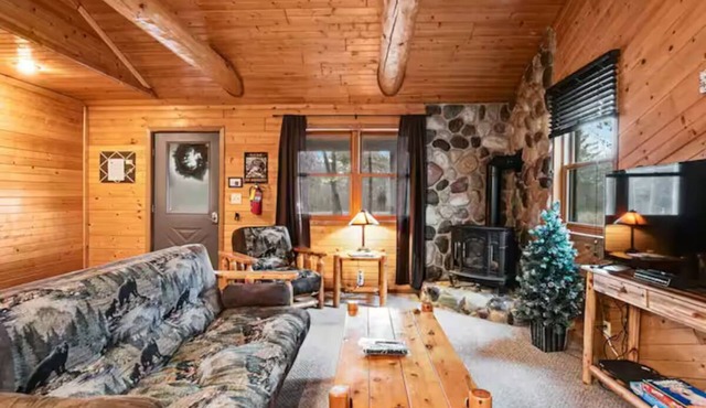 Charming cabin 4 out of 7 in New Lisbon - perfect getaway