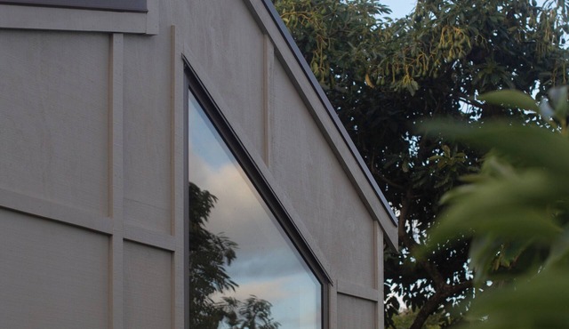 Charming cabin amongst the Avocado trees. 1km from the white sands of Waihi.