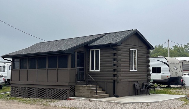 Charming cabin At Magee East Marina & Campground