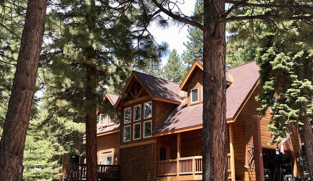 Charming cabin centrally located close to speedboat beach, Kings Beach & skiing