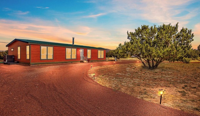 Charming Cabin Close to Grand Canyon South Rim, Family Friendly, Telescope, Fun!
