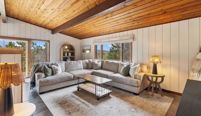 Charming Cabin, Endless Views