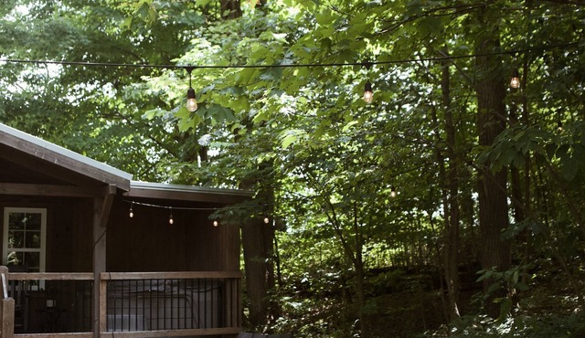 Charming cabin for 2, with private hot tub and peaceful creek