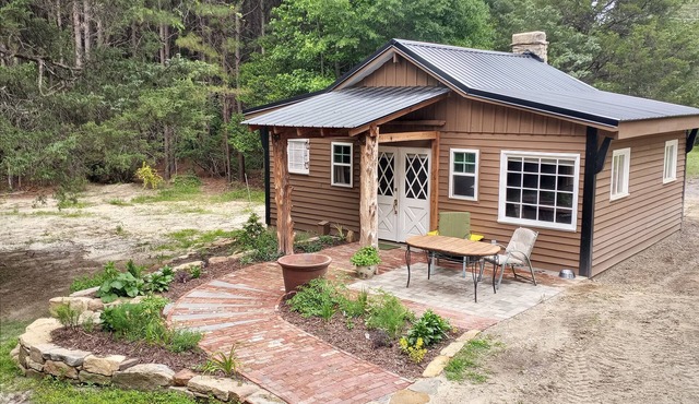 Charming cabin get away w/walk-in shower, kitchenette, AC/heat, WiFi