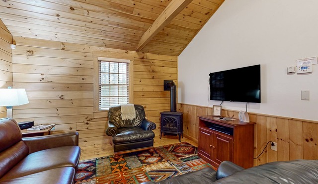 Charming cabin getaway with firepit, kitchen, WiFi & nature at your door