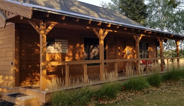 Charming Cabin Guest House with Views