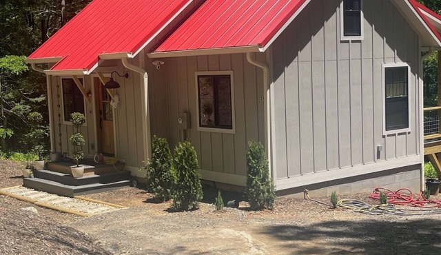 Charming Cabin Hideaway, Weaverville NC. Easy access to Asheville NC area