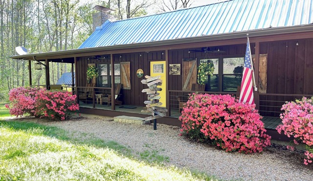 Charming Cabin + Hot Tub ~ Lake James & Linville Gorge ~ Pet-Friendly + Wi-Fi!