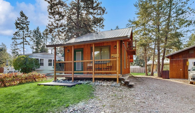 Charming cabin in Big Fork, pet friendly, firepit, 5 min to Lake, fly-fishing