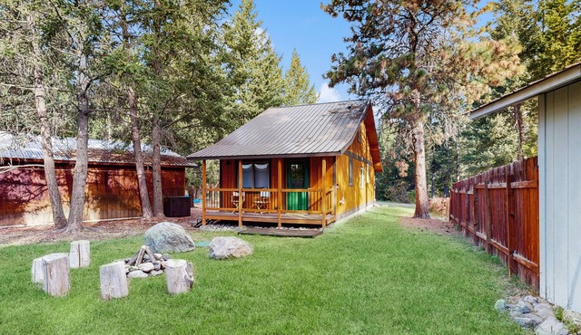 Charming cabin in Big Fork, pet friendly, firepit, 5 min to Lake, fly-fishing