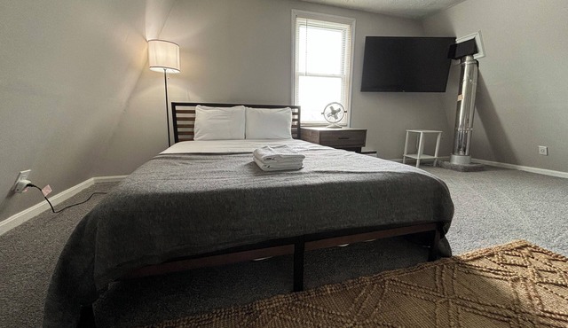 Charming Cabin in Crystal RocknSleeps 10 w/hot tub and terrace balcony!