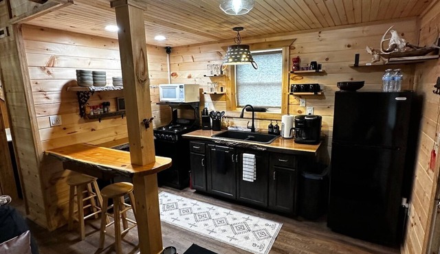 Charming cabin in delightful Montague with WiFi, AC, and parking