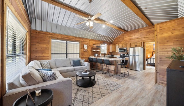 Charming cabin in delightful Brenham with Luxury Amenities