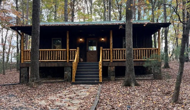 Charming cabin in State Road with WiFi, AC, and big window to watch wildlife.
