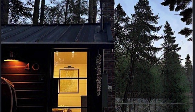 Charming cabin in the country with WiFi and AC 10 mins from downtown Georgetown