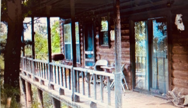 Charming cabin in the Heart of the Choctaw Nation with spectacular view.