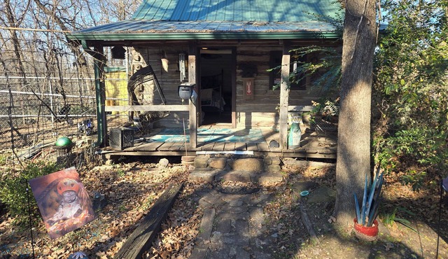 Charming cabin in delightful Broken Arrow at wildlife sanctuary