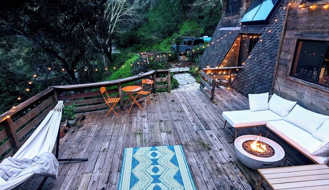 Charming cabin in Carmel Valley with private trail and wood-burning fireplace