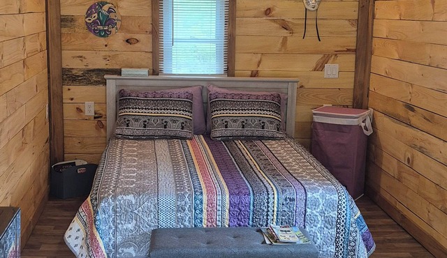 Charming cabin in delightful Watkins Glen with AC and beautiful surroundings.