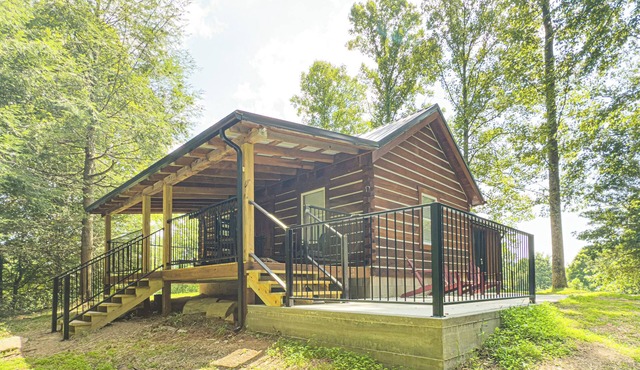 Charming Cabin. Located between New River Gorge and Summersville Lake