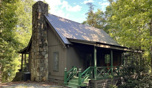 Charming cabin near Lake Rabun with fire pit + easy access to mountain hikes