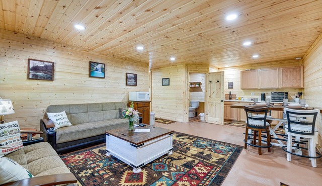 Charming Cabin Near Roaring River State Park!