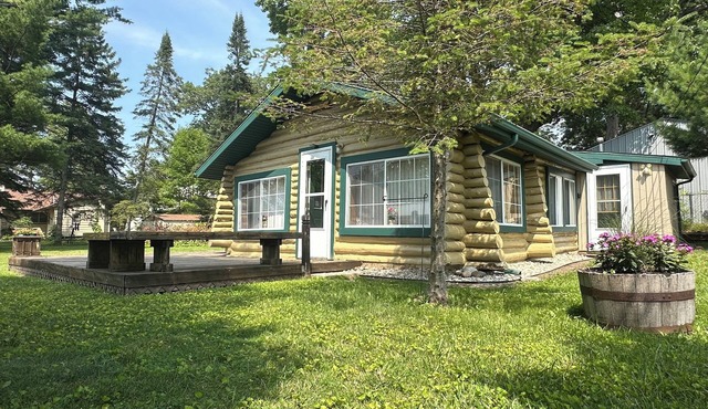 Charming cabin near Houghton Lake in peaceful Prudenville with Heat!