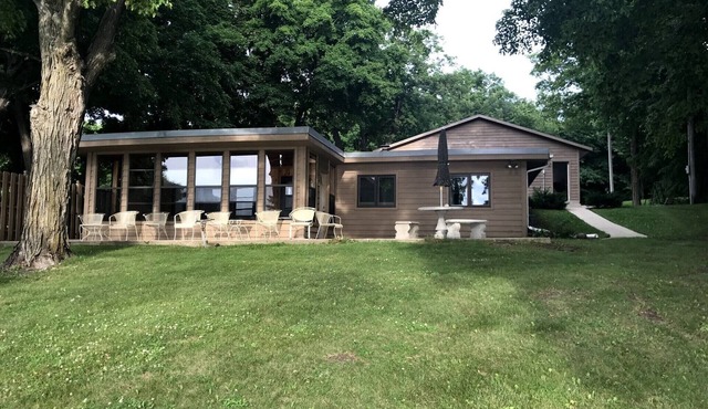 Charming Cabin on Crystal-Clear Lake Latoka!