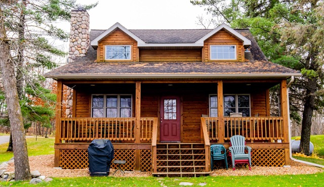 Charming Cabin on Fish Trap Lake: Fireplace, boat lift & beautiful walk out