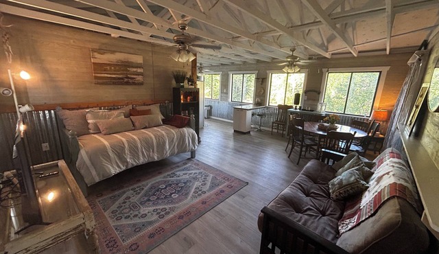 Charming cabin on Meramec River near MANY local attractions