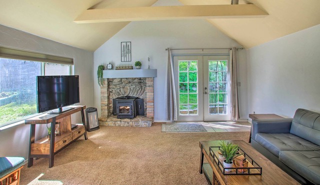 Charming Cabin on Newman Lake w/ Boat Dock!