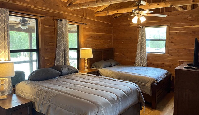 Charming Cabin on the San Marcos River with large back screened-in deck! - L2