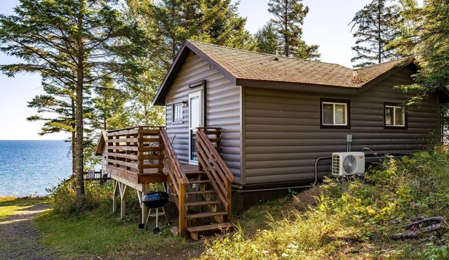 Charming cabin only feet from Lake Superior
