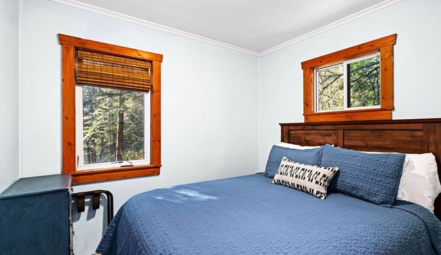 Charming cabin only feet from Lake Superior