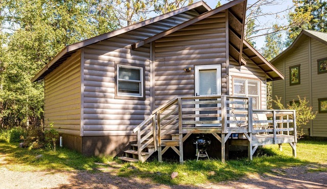 Charming cabin only feet from Lake Superior
