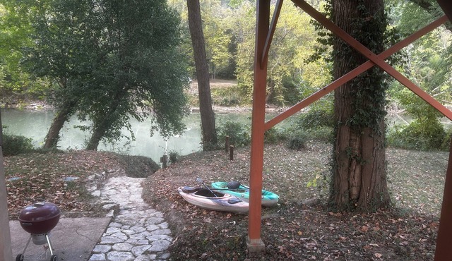 Charming cabin overlooking Meramec River near MANY attractions