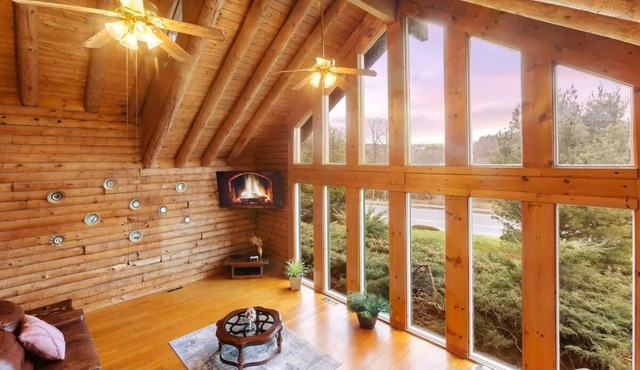 Charming Cabin Retreat with Hot Tub, Sauna + Pool!