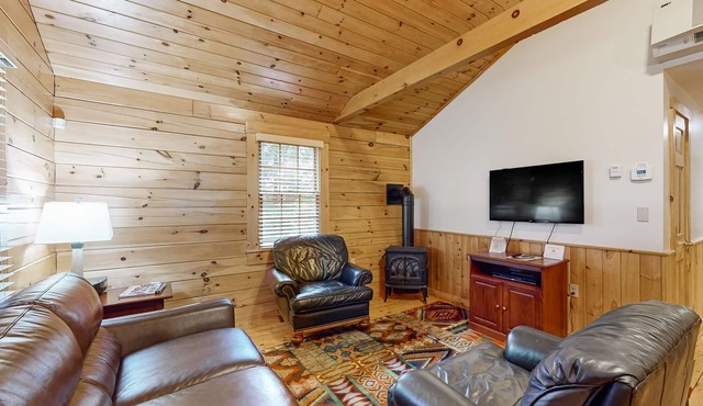 Charming cabin retreat with fireplace, kitchen, nearby hiking - dog-friendly